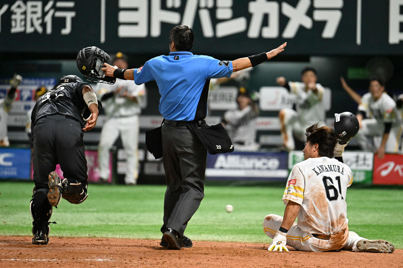 ソフトバンク対ロッテ　9回裏ソフトバンク1死三塁、打者中村晃の一ゴロで川村（右）が生還を果たす（撮影・林敢治）