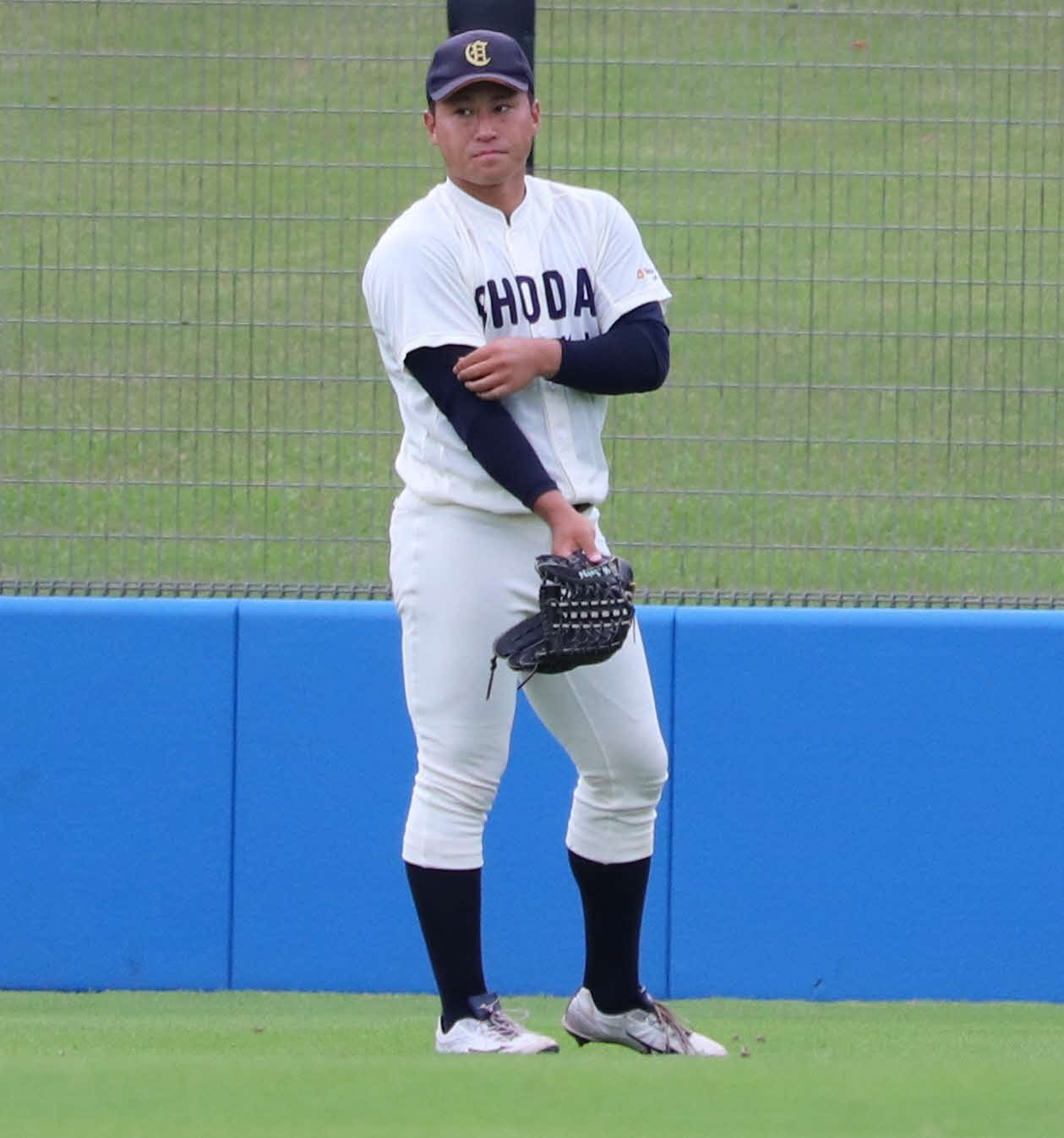 侍ジャパン大学日本代表選考合宿2日目でキャッチボールを行う大商大・渡部（撮影・佐瀬百合子）