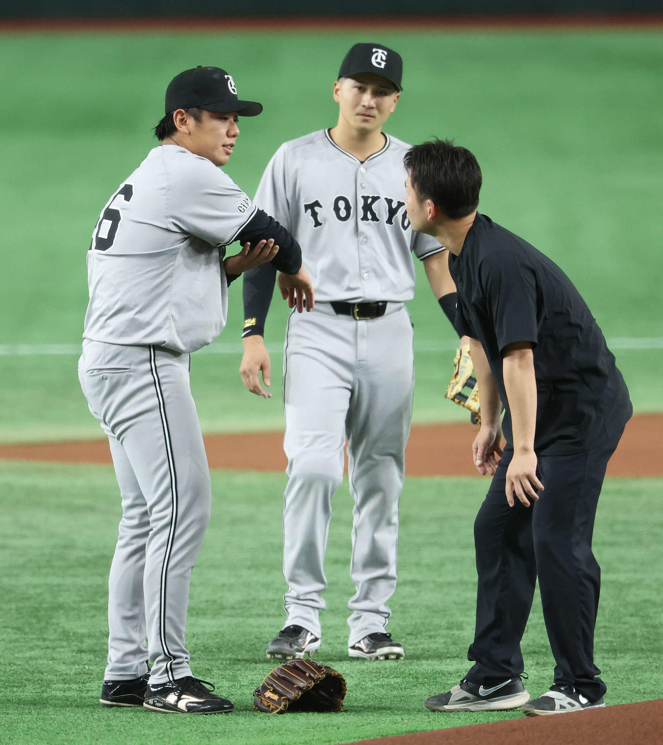 巨人対ヤクルト　1回表ヤクルト無死、西川の打球に当たる又木（左）（撮影・河田真司）