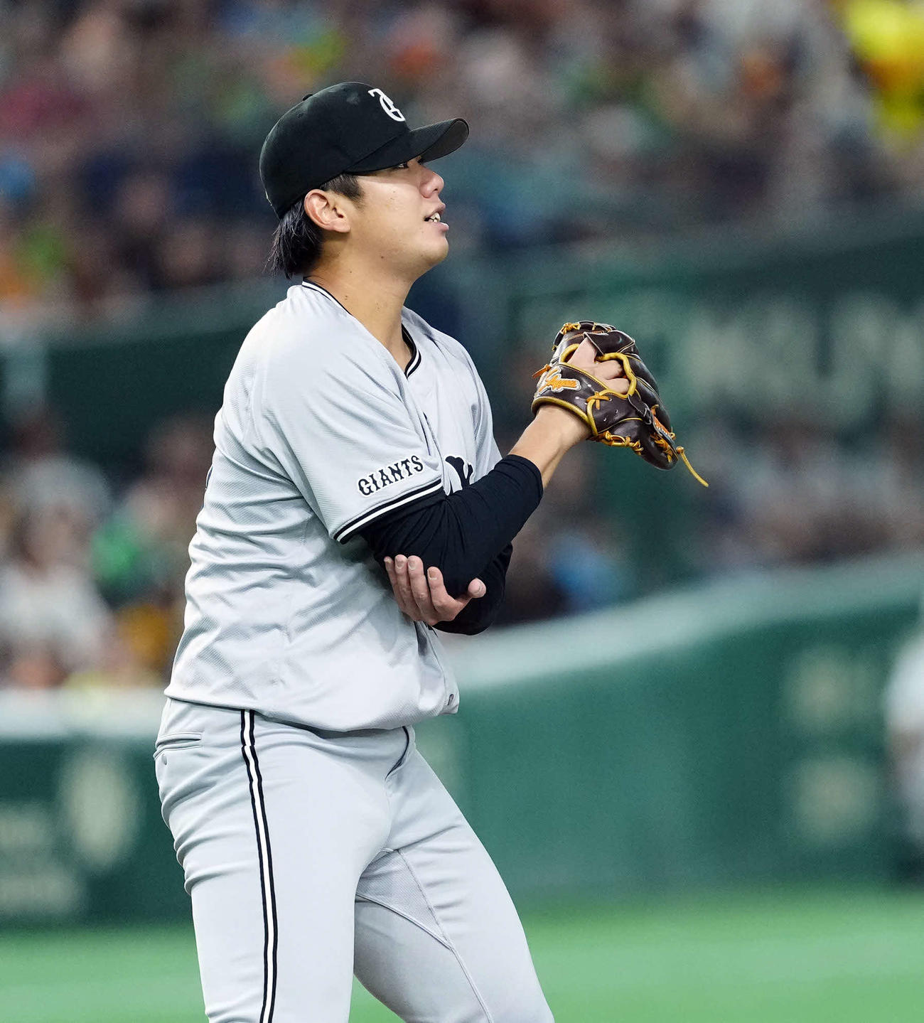 巨人対ヤクルト　1回表ヤクルト無死、西川の打球が当たるアクシデントに見舞われる巨人の先発又木（撮影・たえ見朱実）