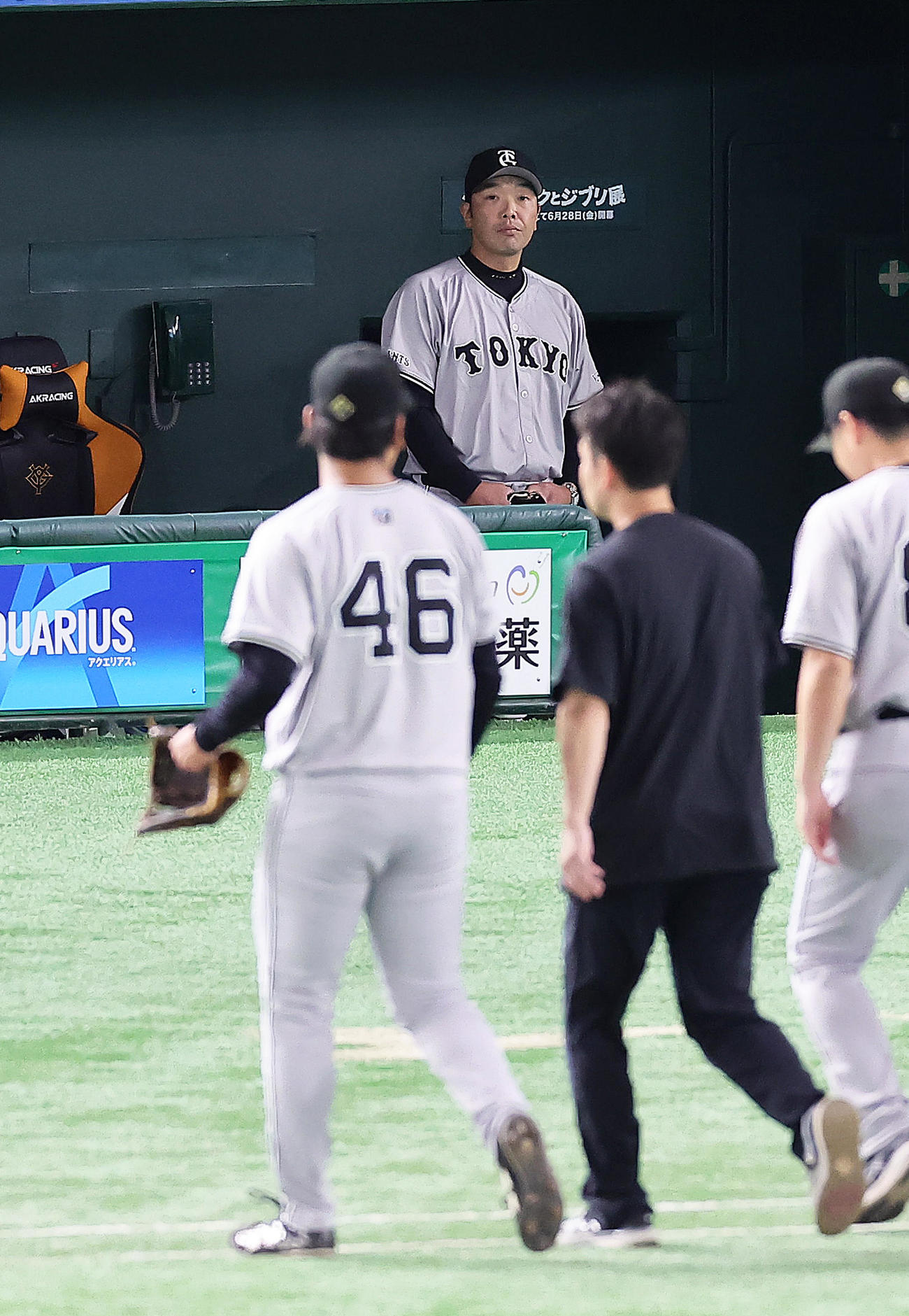 巨人対ヤクルト　1回表ヤクルト無死、西川の打球が当たった又木（手前左）を見つめる阿部監督（撮影・足立雅史）