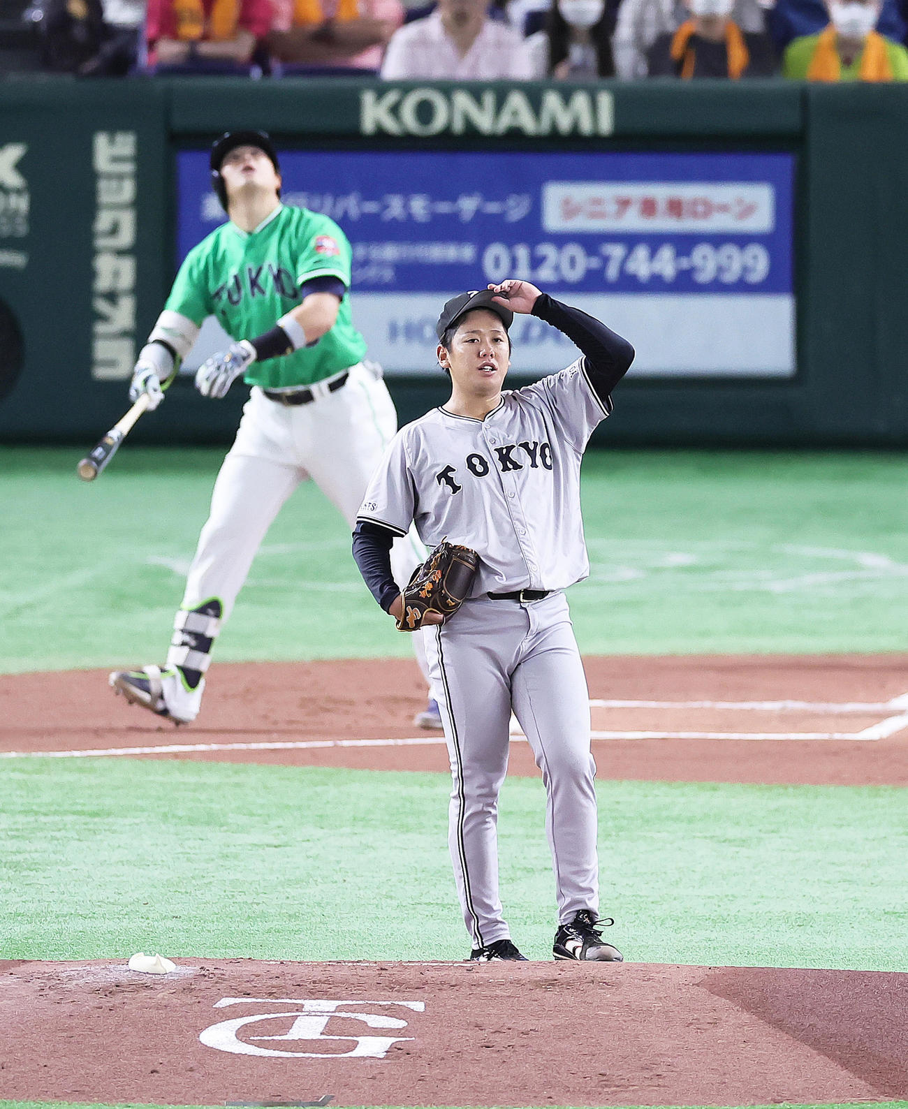 巨人対ヤクルト　1回表ヤクルト1死二、三塁、村上（後方）を左飛に仕留めた又木（撮影・足立雅史）