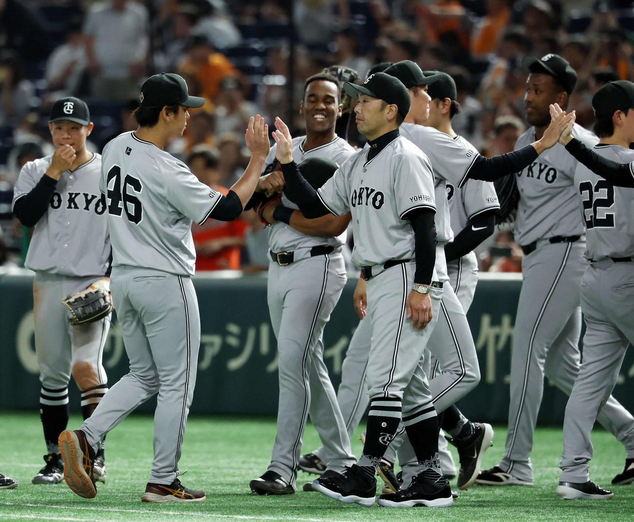 巨人対ヤクルト　ヤクルトに勝利し、又木（左から2番目）らナインを迎える阿部監督（撮影・河田真司）