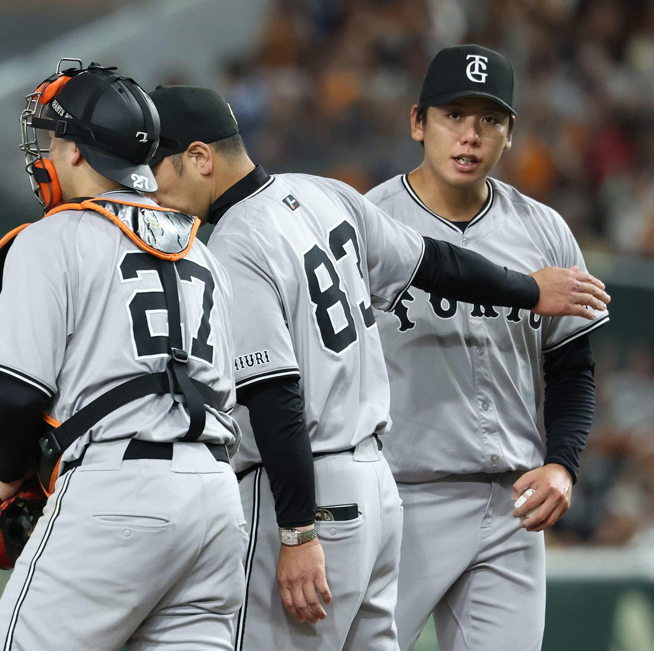 巨人対ヤクルト　4回表ヤクルト1死一、三塁、降板となり、阿部監督（中央）に労われる又木（撮影・河田真司）