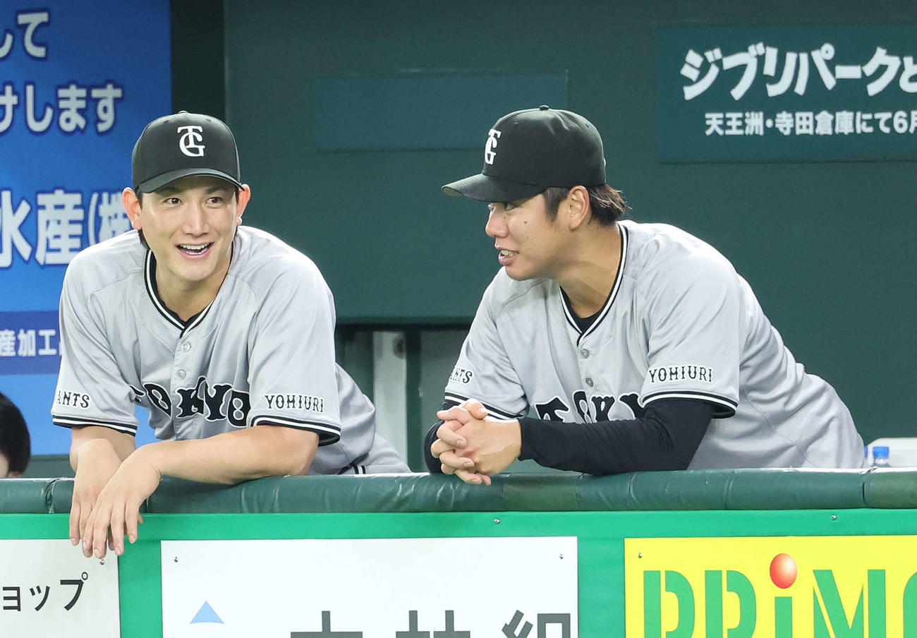 巨人対ヤクルト　4回表ヤクルト1死一、三塁、降板し、小林（左）と言葉を交わす又木（撮影・河田真司）