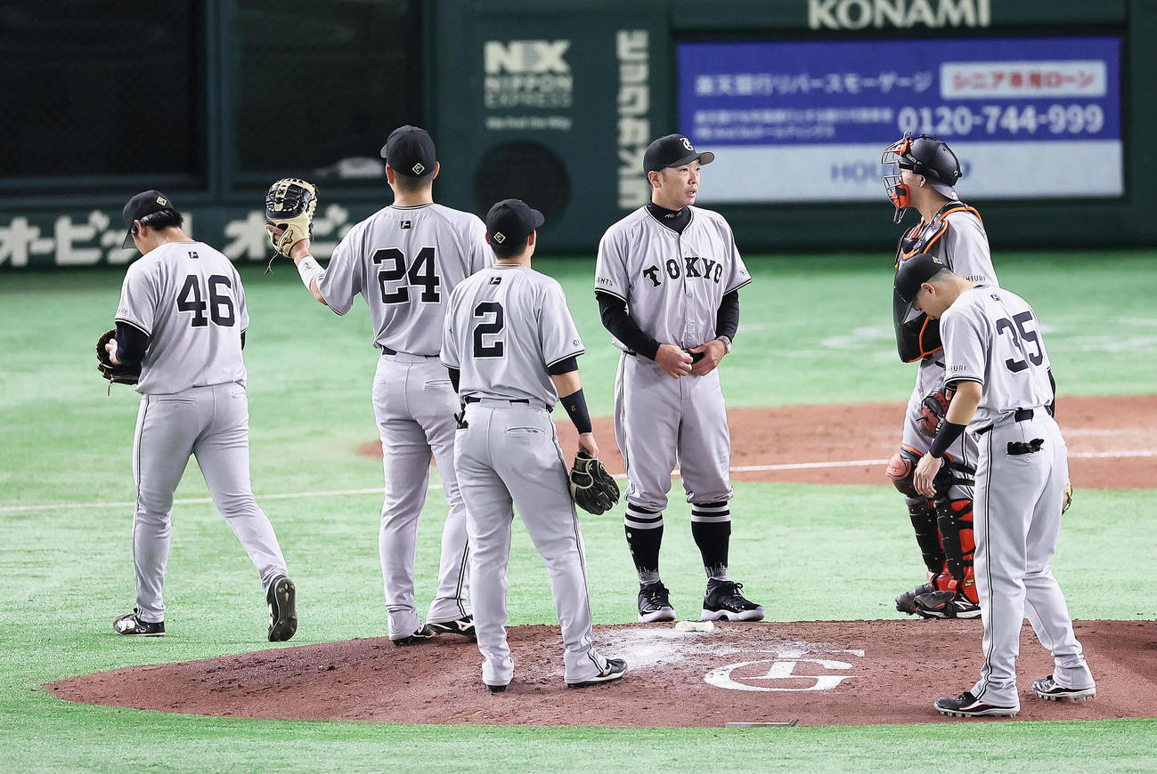 巨人対ヤクルト　4回途中、巨人又木（左端）の投手交代を告げる阿部監督（中央右）（撮影・足立雅史）