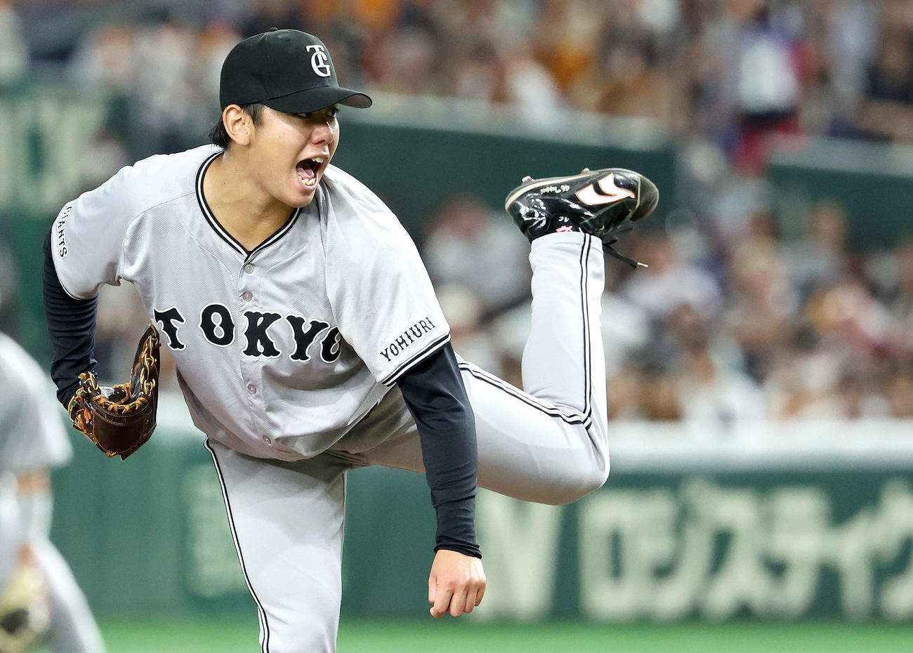 巨人対ヤクルト　2回表、力投する巨人先発の又木（撮影・河田真司）
