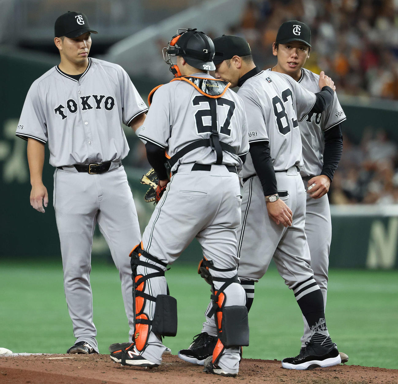 巨人対ヤクルト　4回表ヤクルト1死一、三塁、降板となり、阿部監督（右から2人目）に労われる又木（撮影・河田真司）