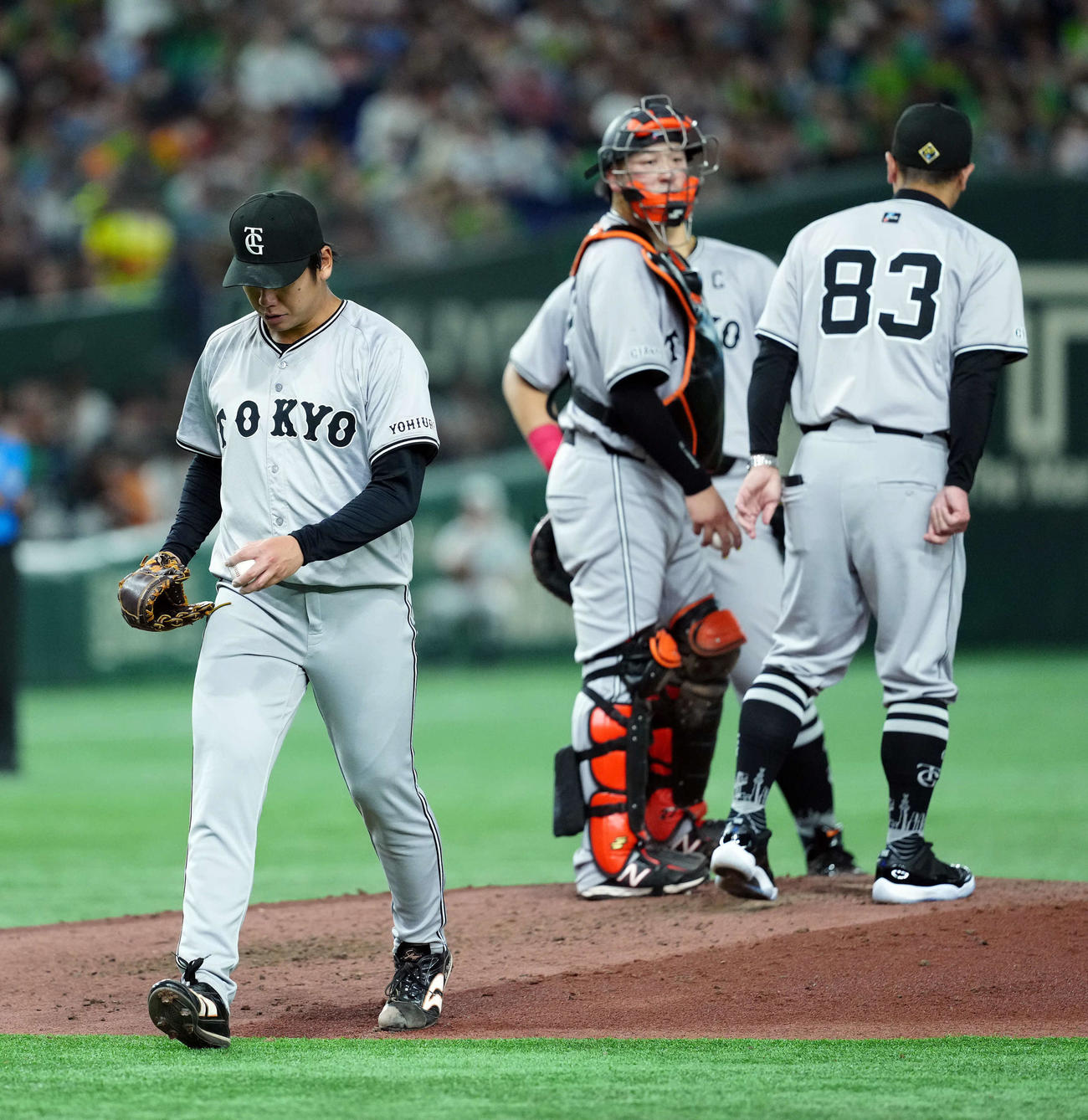 巨人対ヤクルト　4回途中で降板する巨人の先発又木（撮影・たえ見朱実）