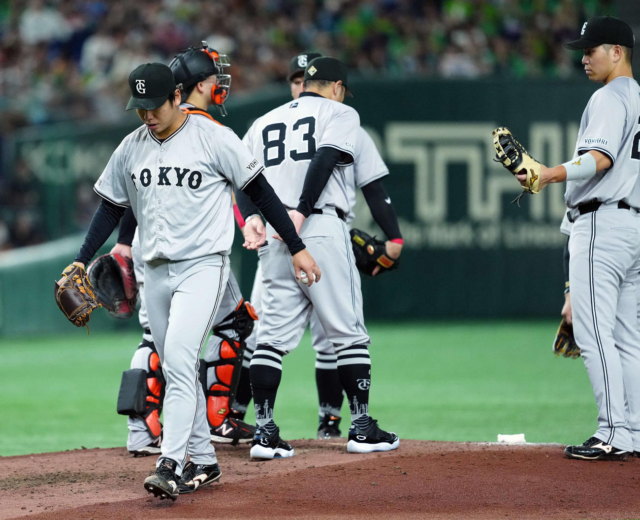 巨人対ヤクルト　4回途中で降板する巨人の先発又木（撮影・たえ見朱実）