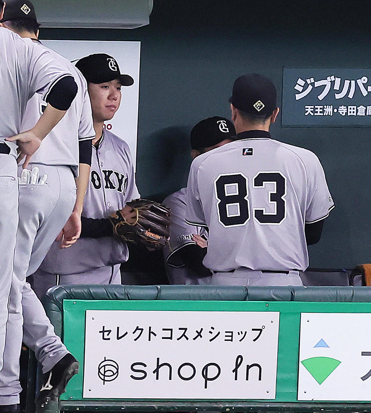 巨人対ヤクルト　2回を無失点で終えベンチに戻った巨人又木（左）に声をかける阿部監督（撮影・足立雅史）