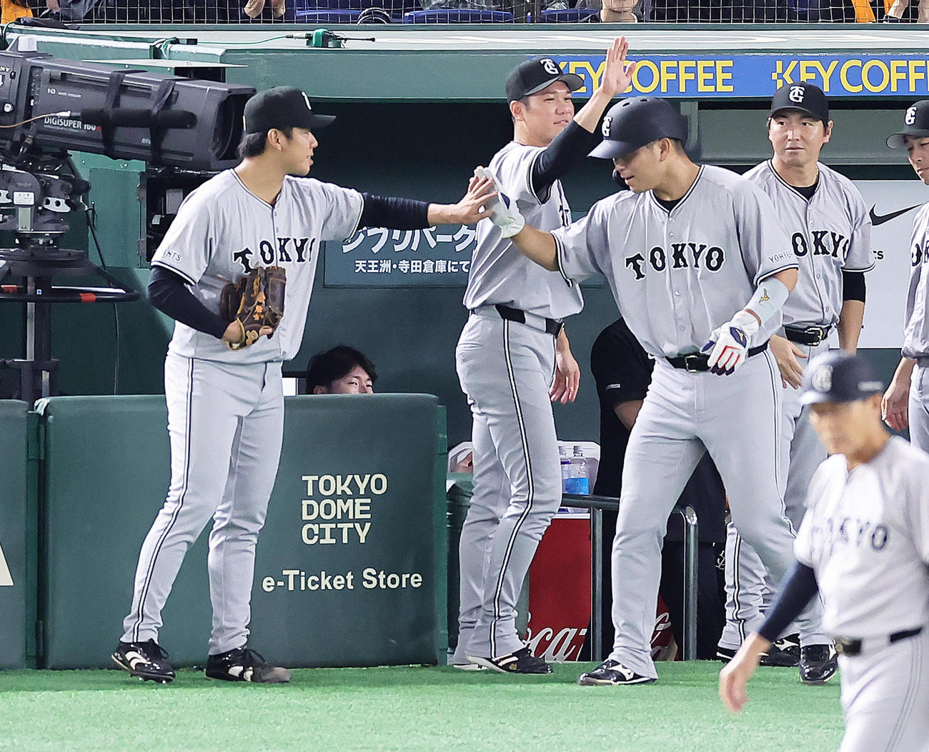 巨人対ヤクルト　3回裏巨人2死二塁、吉川の適時二塁打で生還した大城（右）は又木とタッチを交わす（撮影・足立雅史）