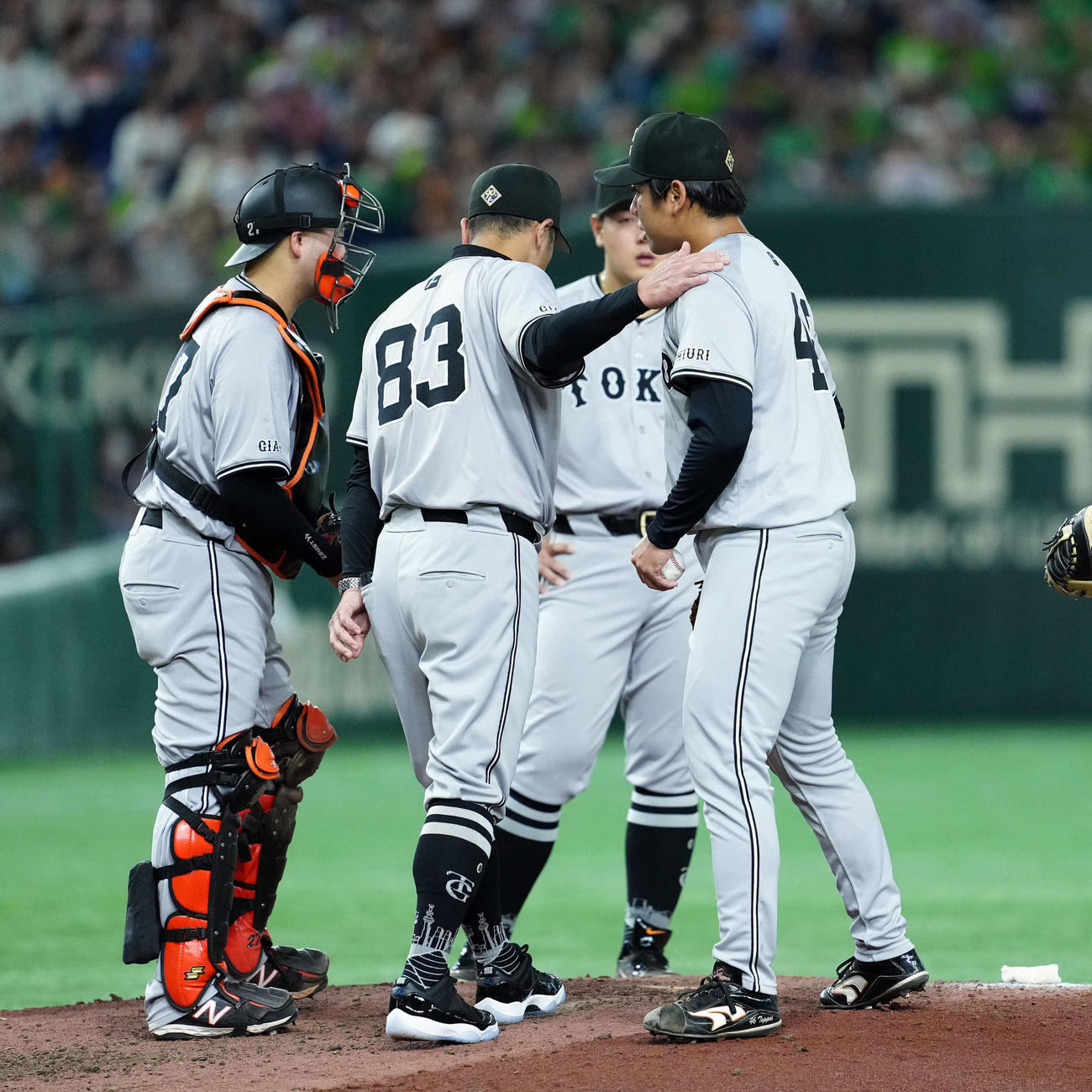 巨人対ヤクルト　4回途中で降板する巨人の先発又木（撮影・たえ見朱実）