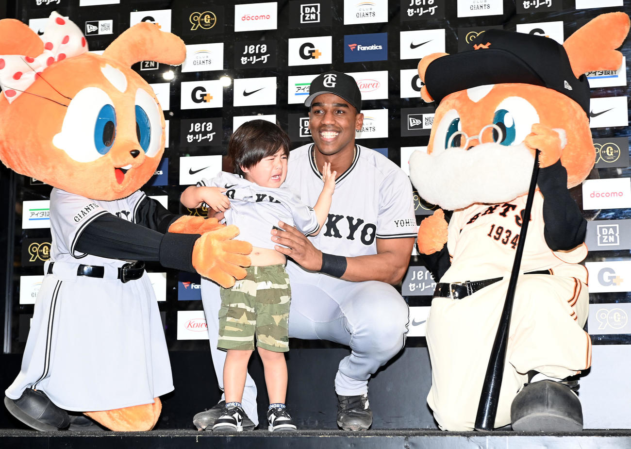 巨人対ヤクルト　お立ち台で泣きじゃくる子どもと記念撮影に臨む巨人ヘルナンデス（撮影・たえ見朱実）