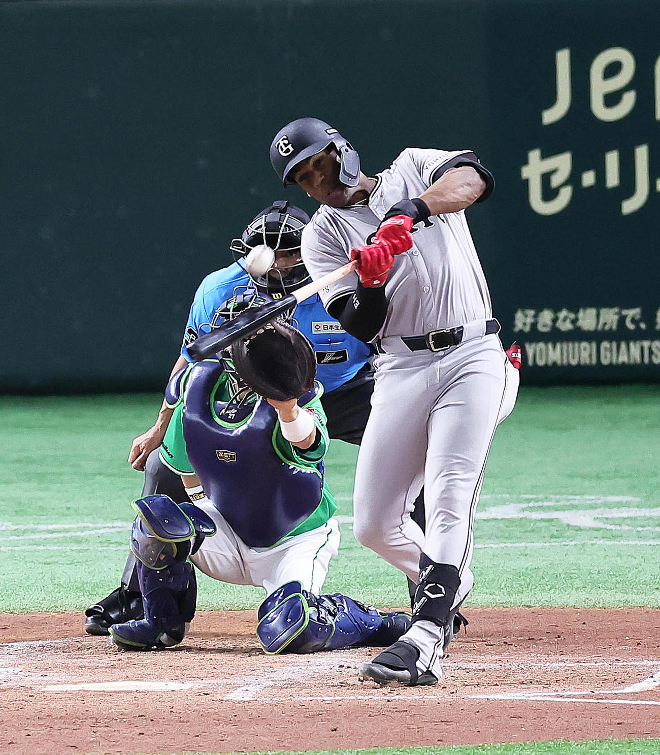 巨人対ヤクルト　3回裏巨人1死三塁、ヘルナンデスは左越え2点本塁打を放つ（撮影・足立雅史）