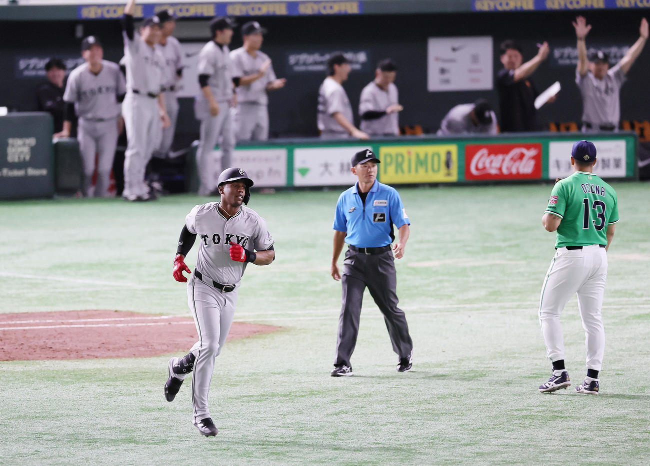 巨人対ヤクルト　3回裏巨人1死三塁、ヘルナンデスは左越え2点本塁打を放ちダイヤモンドを1周する（撮影・足立雅史）
