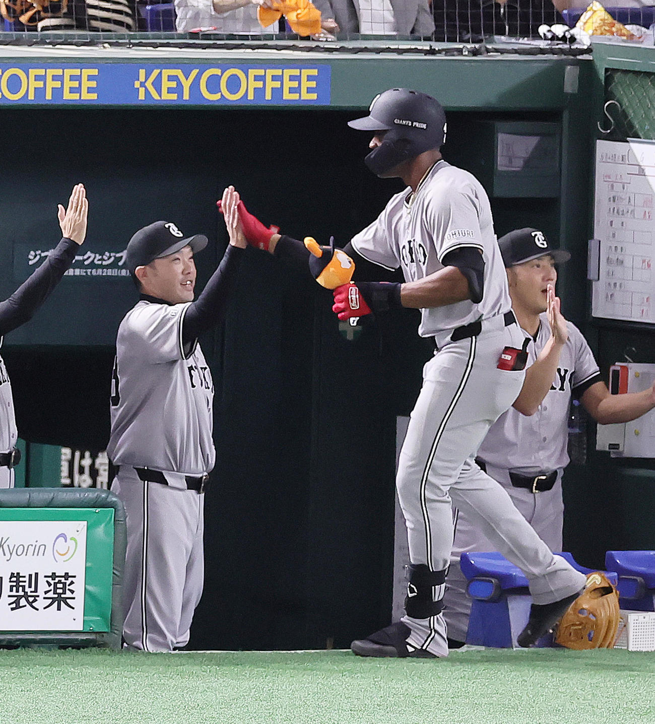 巨人対ヤクルト　3回裏巨人1死三塁、ヘルナンデス（右）は左越え2点本塁打を放ち阿部監督とタッチを交わす（撮影・足立雅史）