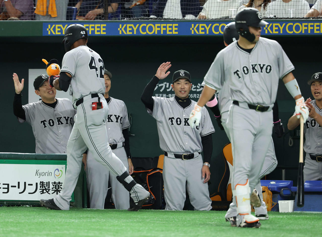 巨人対ヤクルト　3回裏巨人1死三塁、左越え2点本塁打で生還するヘルナンデス（手前左）を迎える阿部監督（撮影・河田真司）