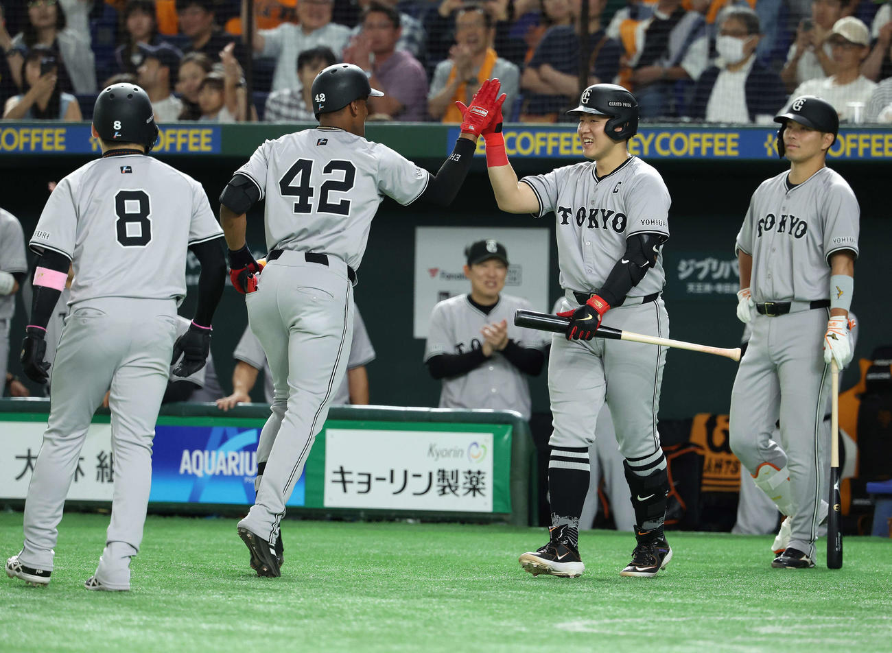 巨人対ヤクルト　3回裏巨人1死三塁、左越え2点本塁打で生還するヘルナンデス（中央左）を迎える岡本和（撮影・河田真司）