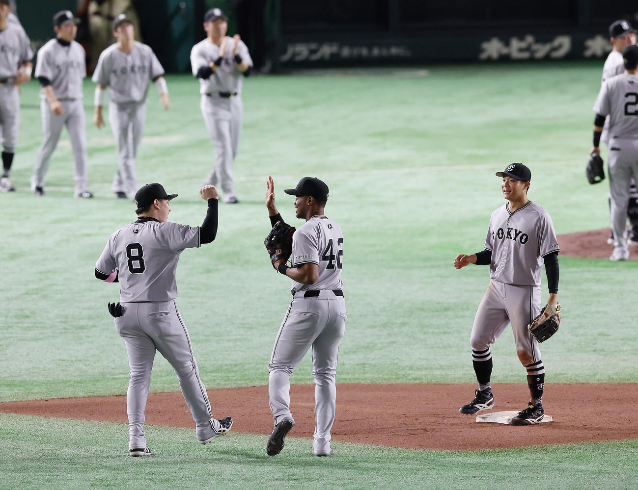 巨人対ヤクルト　ヤクルトに勝利し、タッチを交わす巨人ヘルナンデス（手前中央）ら（撮影・足立雅史）