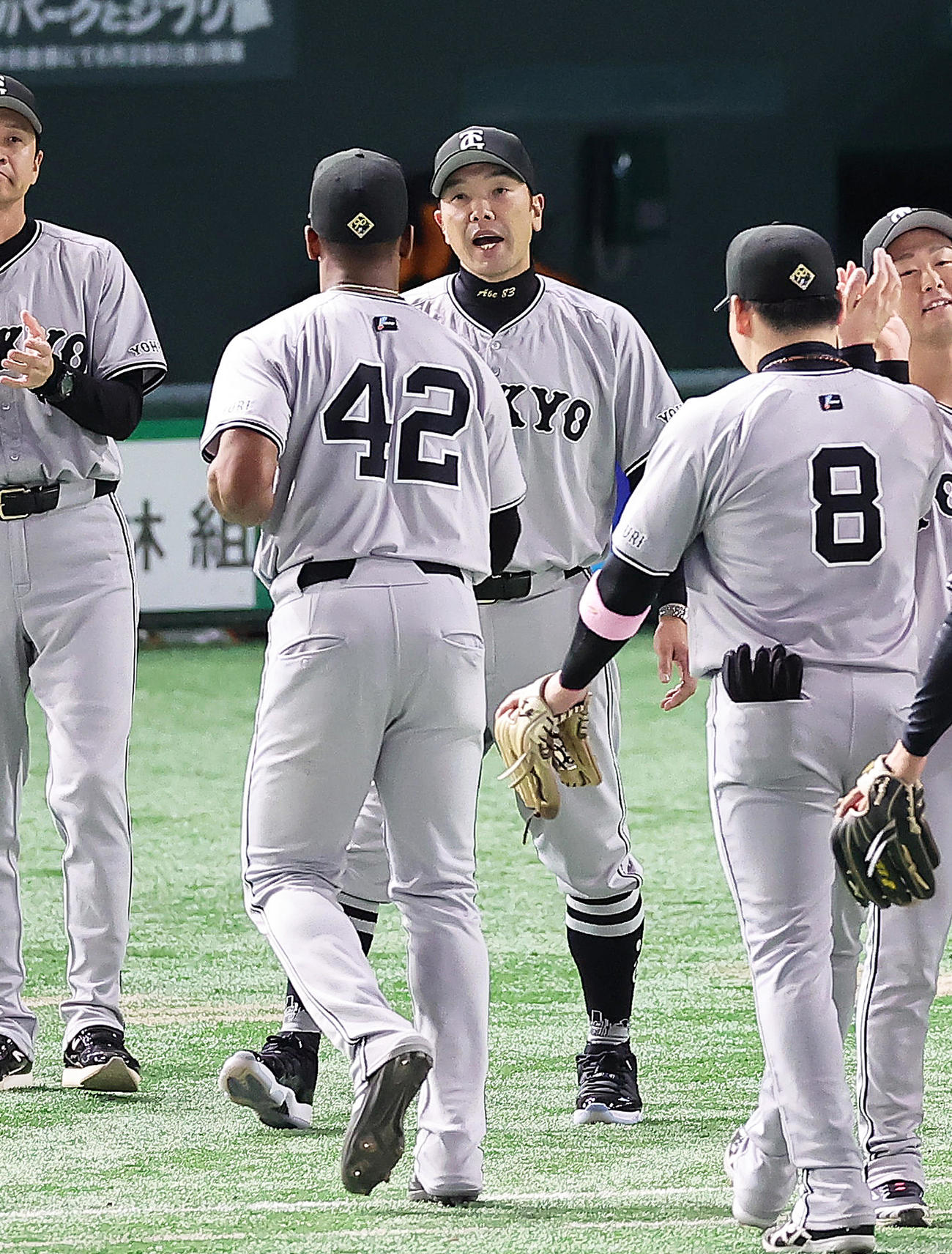 巨人対ヤクルト　ヤクルトに勝利し、巨人ヘルナンデス（左）らをタッチで迎える阿部監督（撮影・足立雅史）