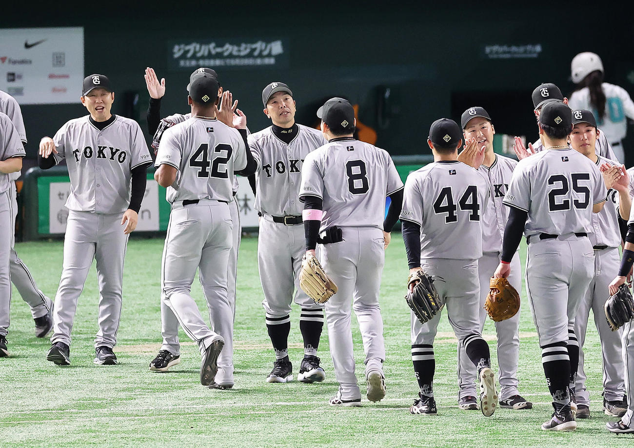 巨人対ヤクルト　ヤクルトに勝利し、巨人ヘルナンデス（左から2人目）らをタッチで迎える阿部監督（同3人目）（撮影・足立雅史）