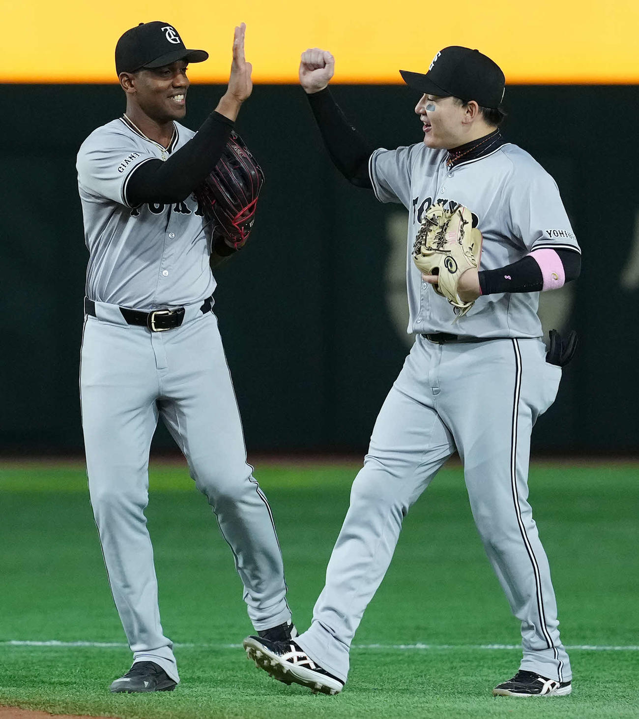巨人対ヤクルト　ヤクルトに勝利し丸（右）とハイタッチをする巨人ヘルナンデス（撮影・たえ見朱実）