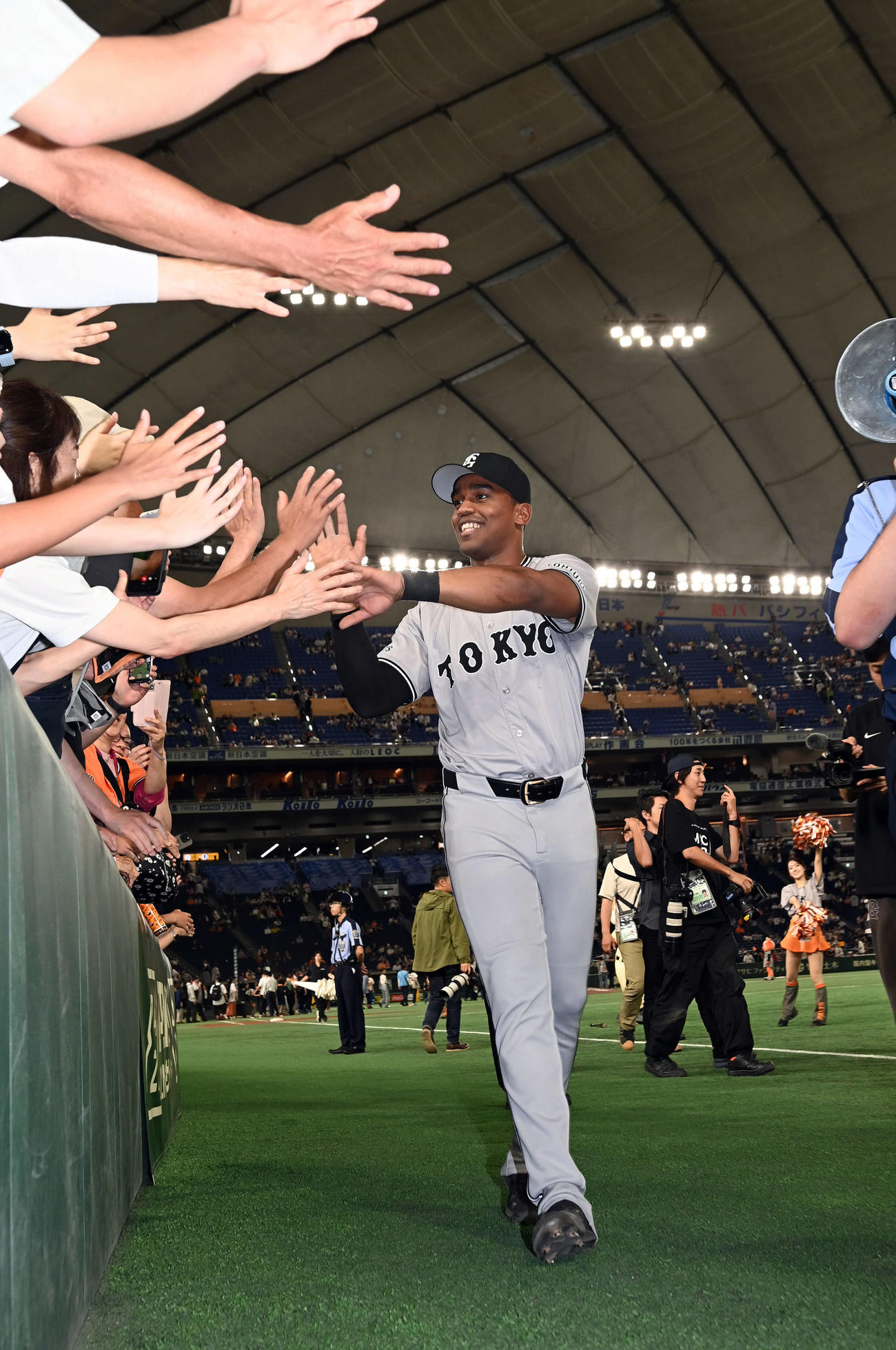 巨人対ヤクルト　ヤクルトに勝利しファンとハイタッチをする巨人ヘルナンデス（撮影・たえ見朱実）