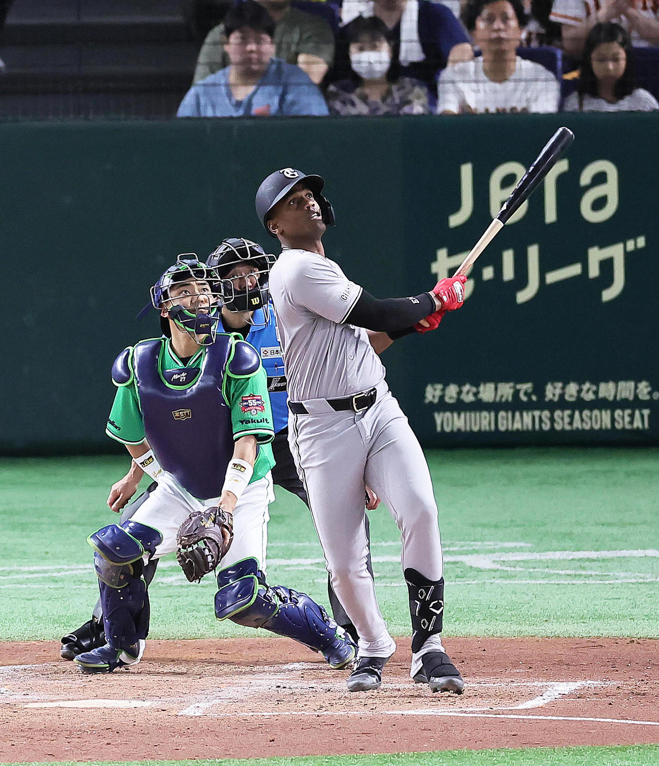 巨人対ヤクルト　3回裏巨人1死三塁、ヘルナンデスは左越え2点本塁打を放つ（撮影・足立雅史）