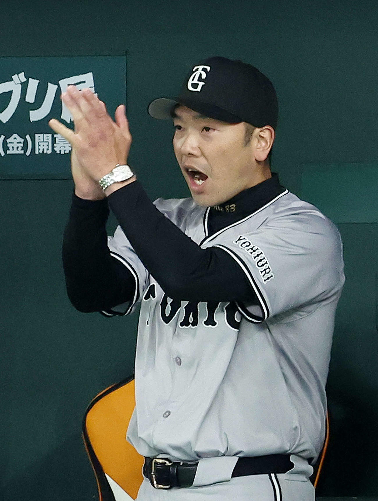 巨人対ヤクルト　3回裏巨人1死三塁、ヘルナンデスの打球がリクエスト判定で左越え2点本塁打となり、手をたたきながらほえる阿部監督（撮影・河田真司）