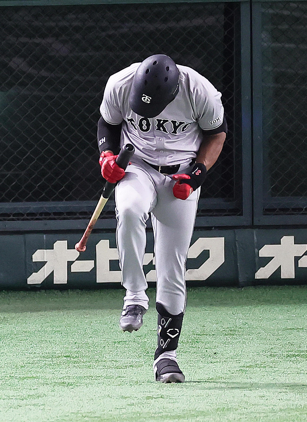 巨人対ヤクルト　3回裏巨人1死三塁、リプレー検証で判定が覆り2点本塁打となり喜びを爆発させるヘルナンデス（撮影・足立雅史）