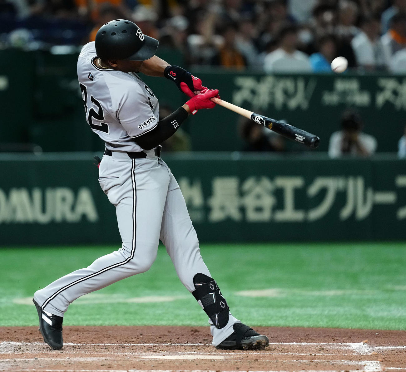 巨人対ヤクルト　3回裏巨人1死三塁、左越えに2点本塁打を放つヘルナンデス（撮影・たえ見朱実）