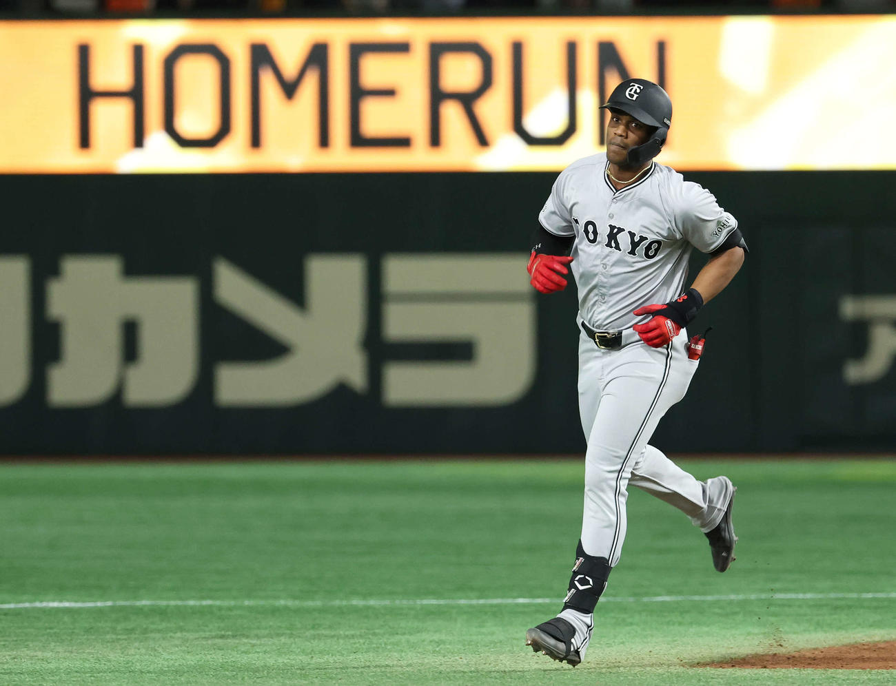 巨人対ヤクルト　3回裏巨人1死三塁、左越え2点本塁打を放ちダイヤモンドを回るヘルナンデス（撮影・河田真司）