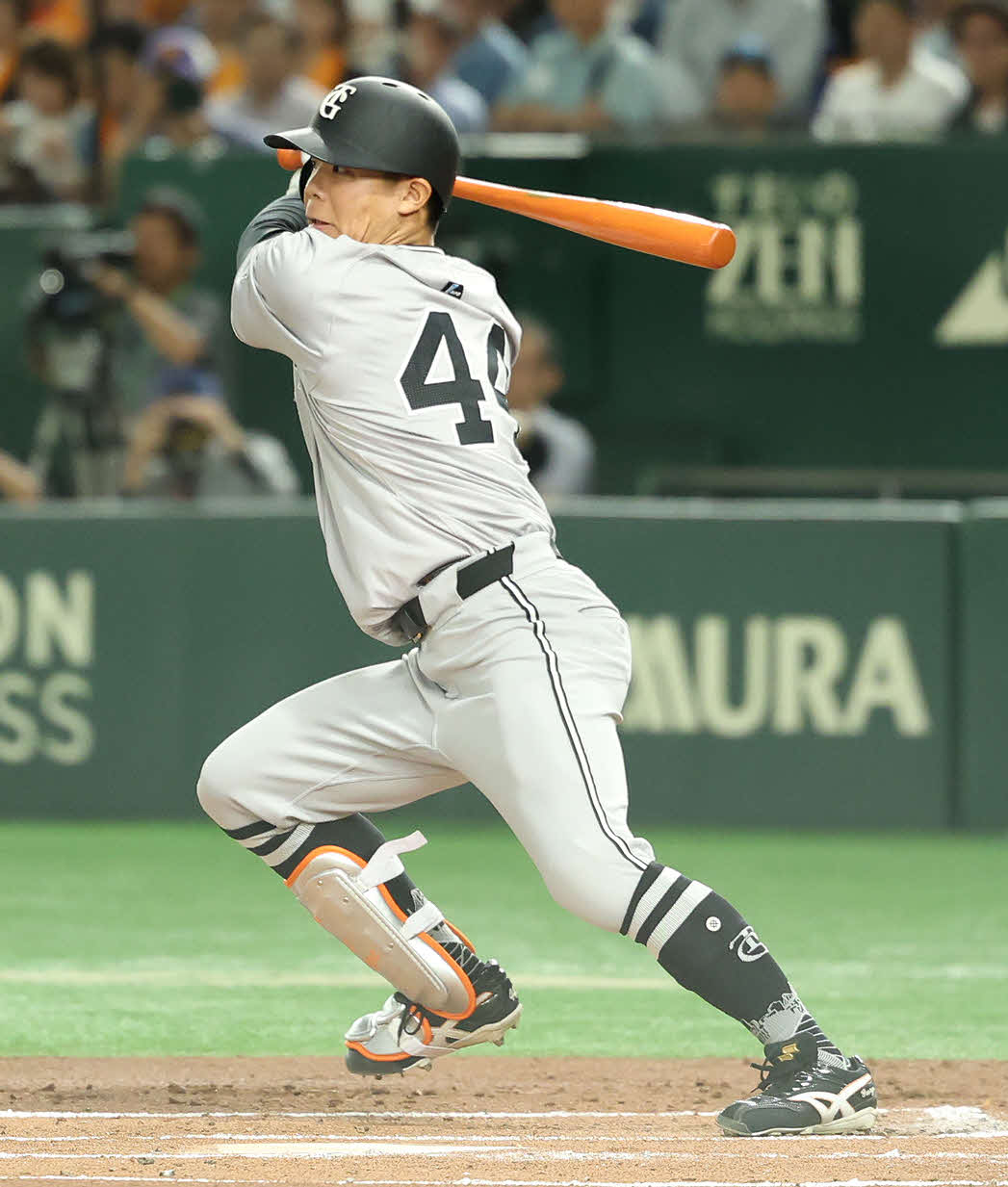 巨人対ヤクルト　1回裏巨人1死、中前打を放つ佐々木（撮影・河田真司）