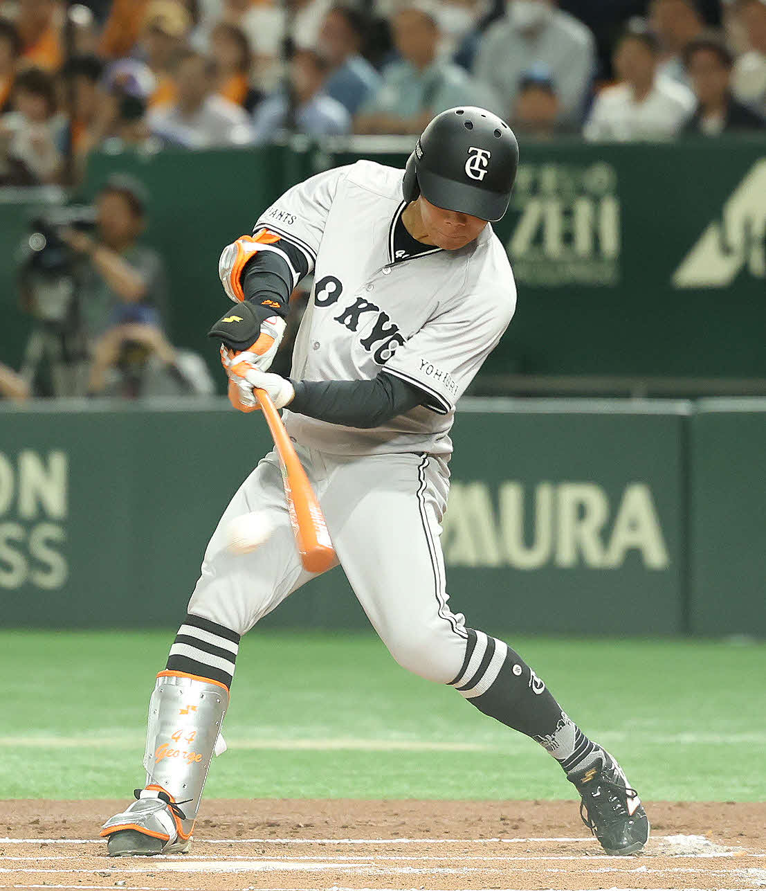 巨人対ヤクルト　1回裏巨人1死、中前打を放つ佐々木（撮影・河田真司）