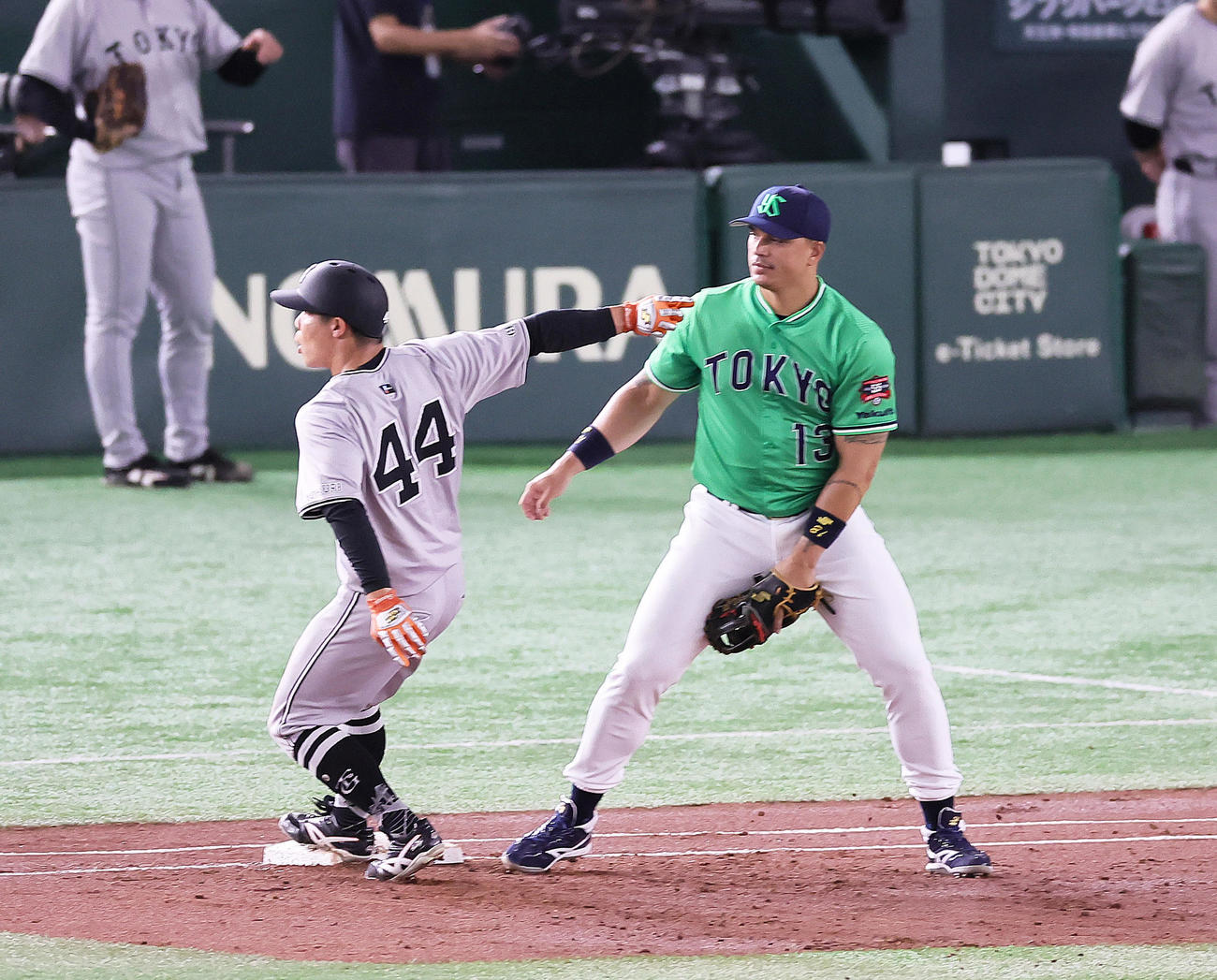 巨人対ヤクルト　1回裏巨人2死一塁、ヤフーレのけん制球が悪送球となる。一塁手オスナ（右）。一塁走者佐々木（撮影・足立雅史）