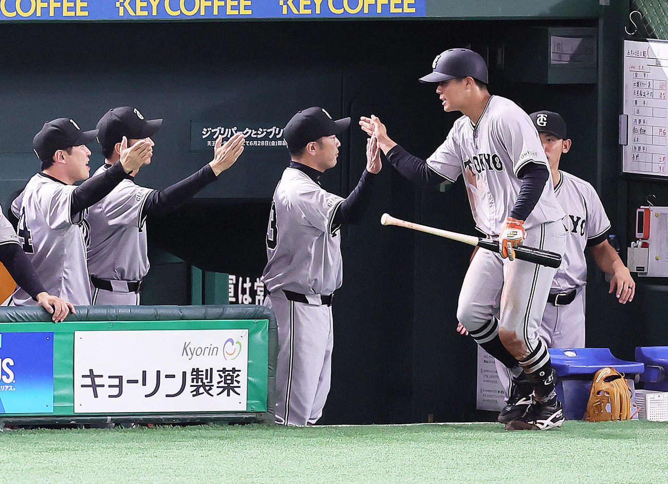 巨人対ヤクルト　1回裏巨人2死三塁、岡本和の先制適時二塁打で生還した佐々木（右端）は阿部監督（左から2人目）らにタッチで迎えられる（撮影・足立雅史）