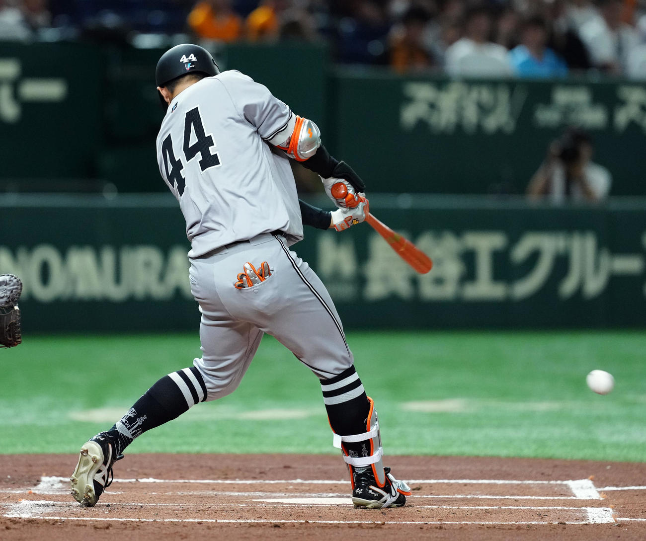 巨人対ヤクルト　1回裏巨人1死、中前に安打を放つ佐々木（撮影・たえ見朱実）