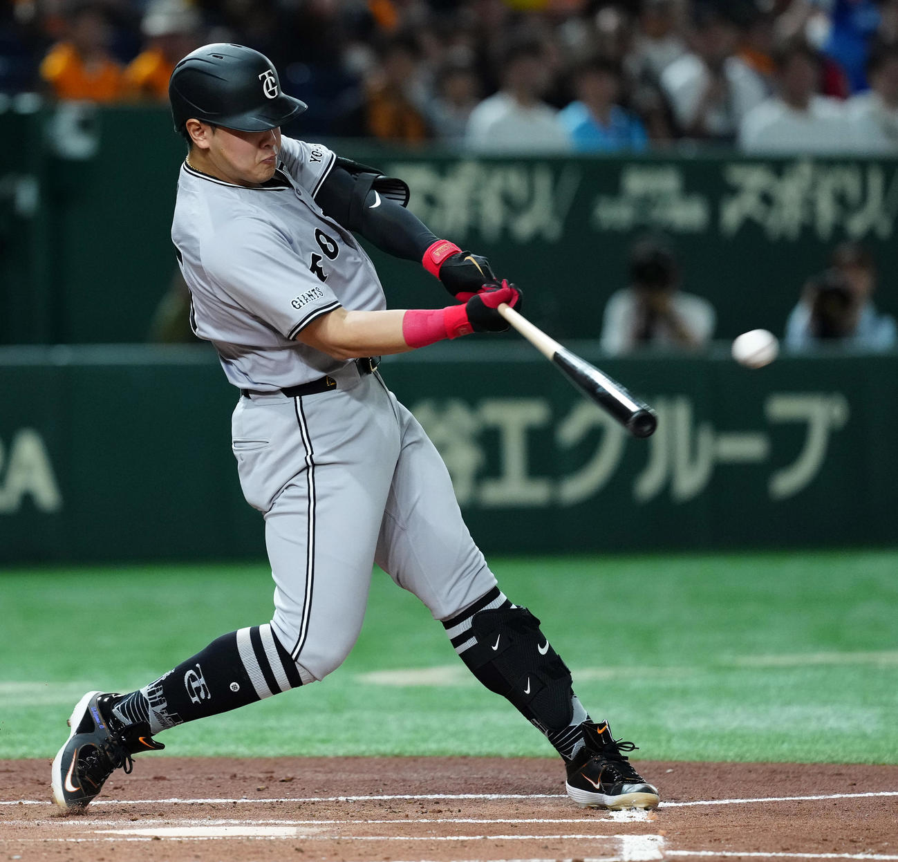 巨人対ヤクルト　1回裏巨人2死三塁、先制の適時二塁打を放つ岡本和（撮影・たえ見朱実）