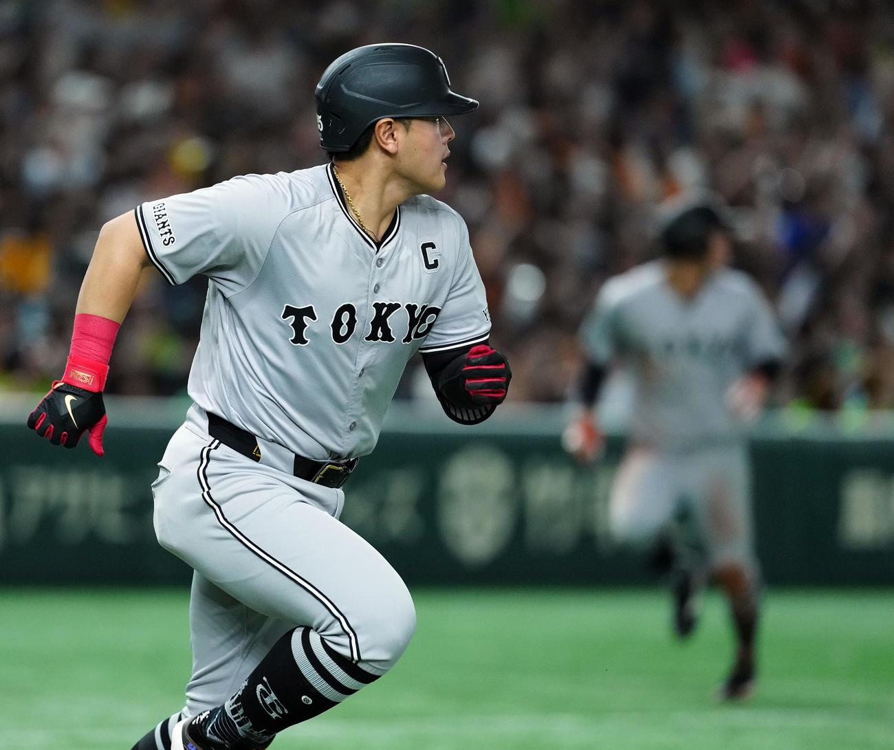 巨人対ヤクルト　1回裏巨人2死三塁、先制の適時二塁打を放つ岡本和（撮影・たえ見朱実）