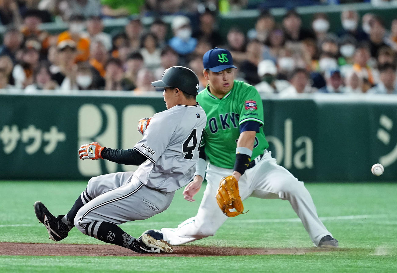 巨人対ヤクルト　1回裏巨人2死一塁、相手のミスで三塁へ進塁する一走佐々木（撮影・たえ見朱実）