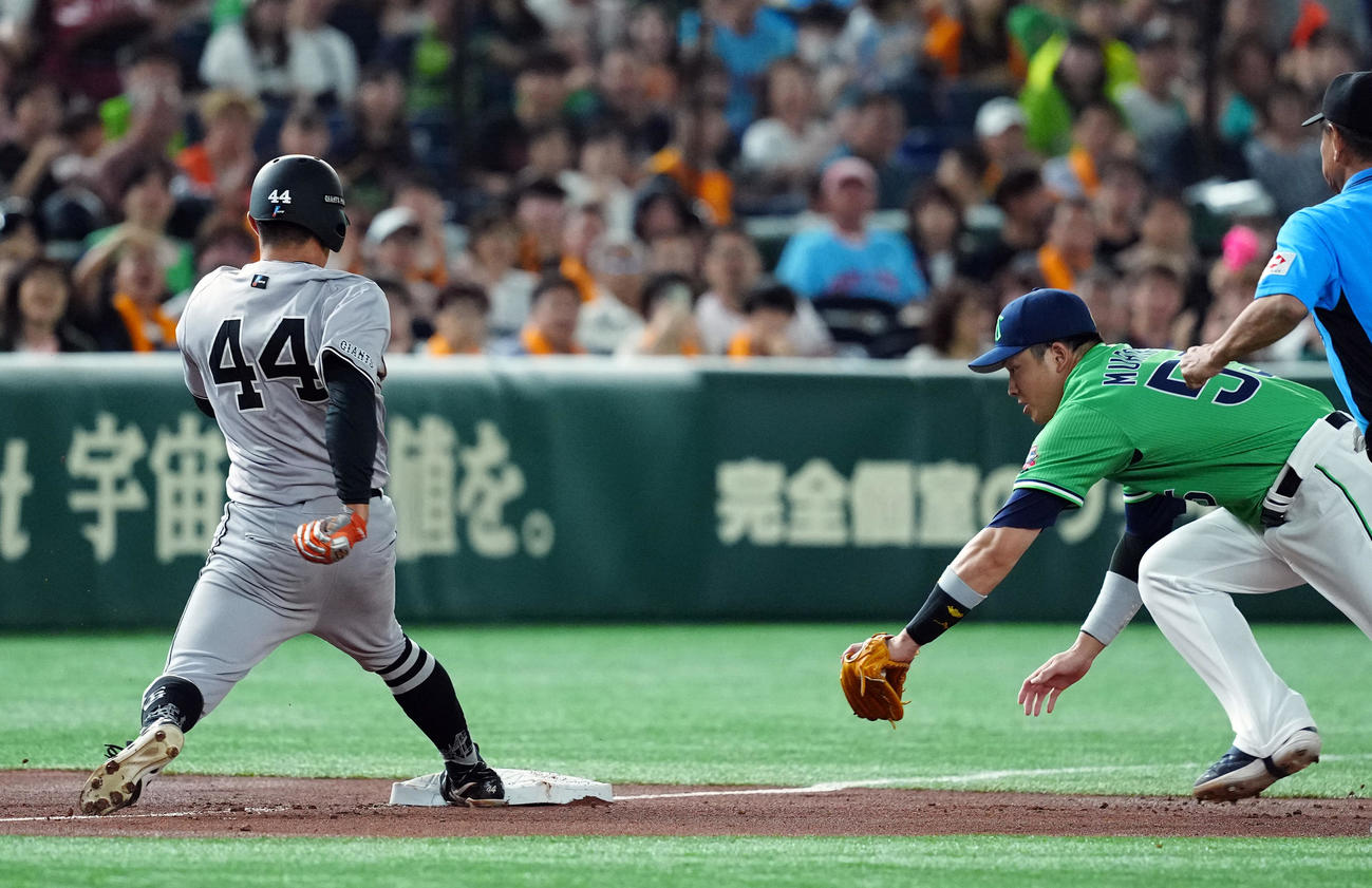 巨人対ヤクルト　1回裏巨人2死一塁、相手のミスで三塁へ進塁する一走佐々木（撮影・たえ見朱実）