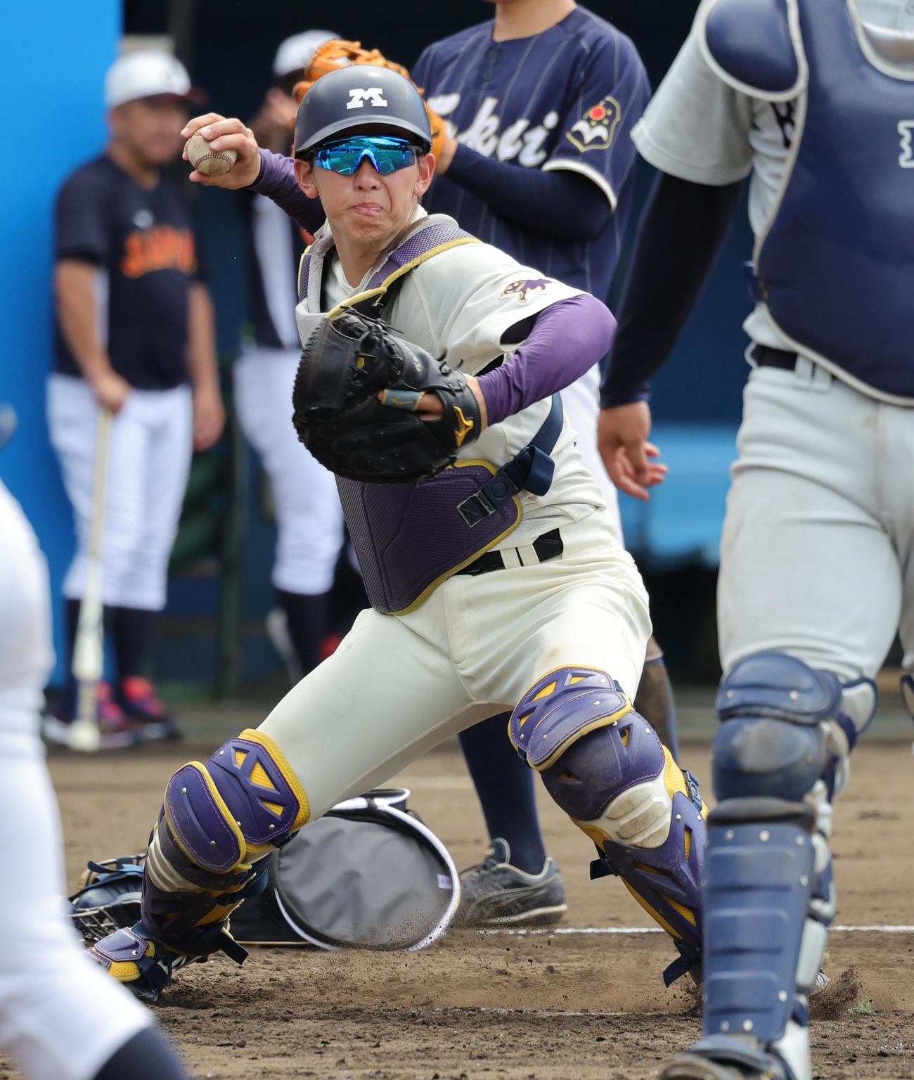 二塁に送球する明大・小島（撮影・野上伸悟）