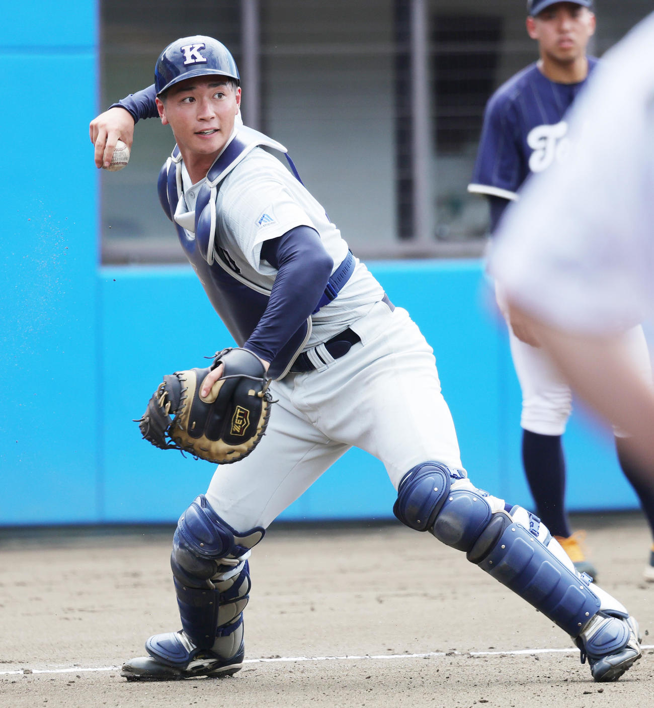 一塁に送球する国学院大・神里（撮影・野上伸悟）