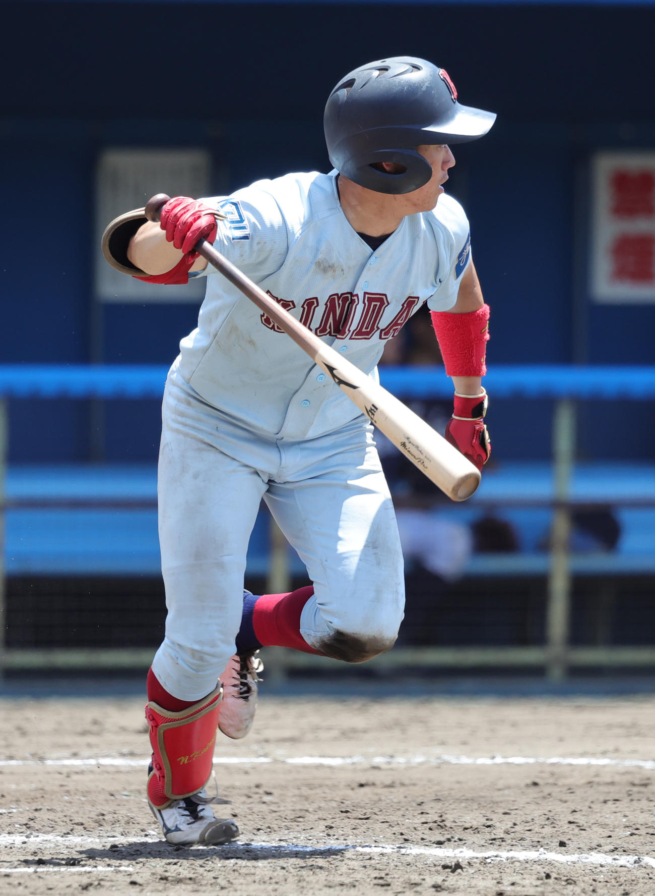 ケース打撃で左前打を放つ近大・勝田（撮影・野上伸悟）