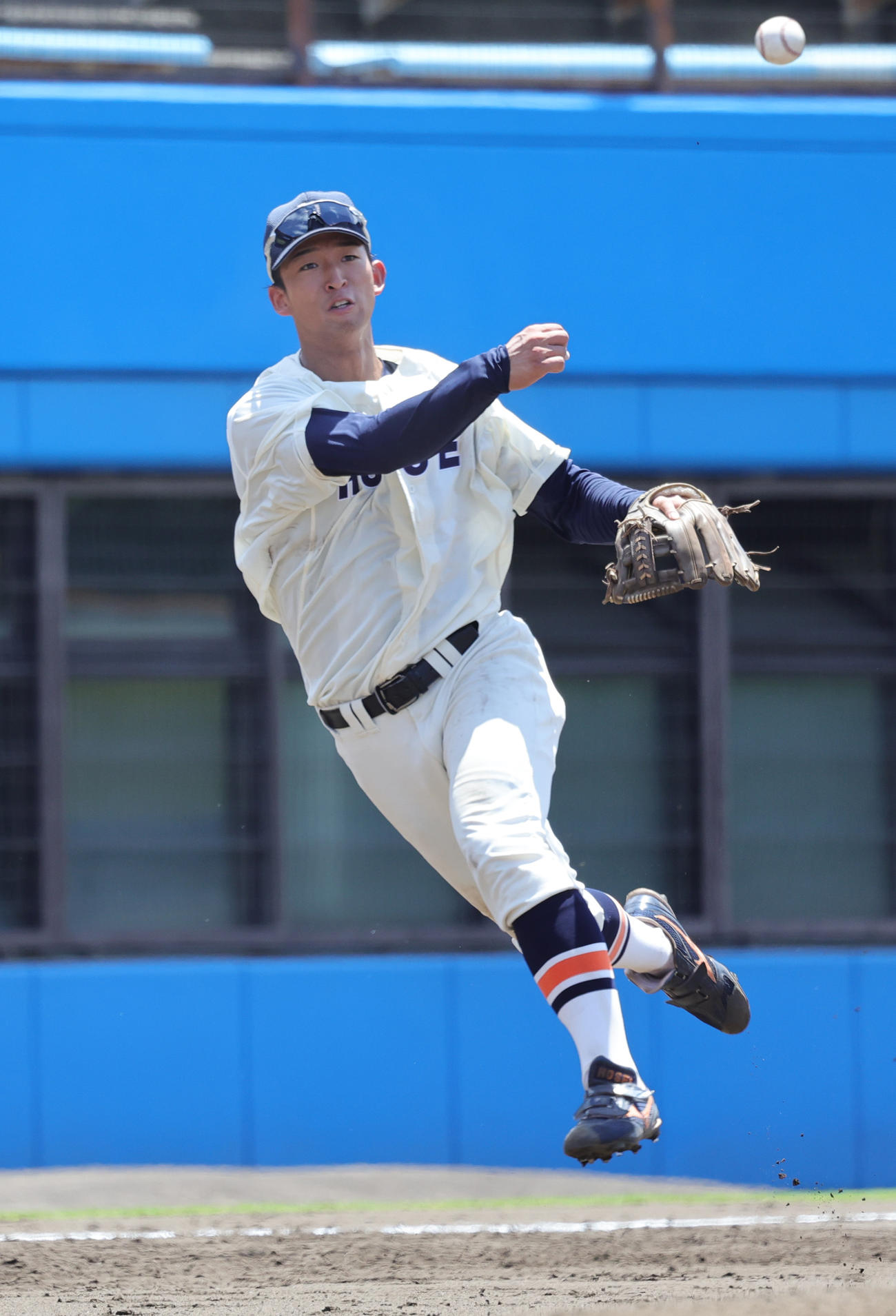 ケース打撃で三ゴロを処理する法大・松下（撮影・野上伸悟）