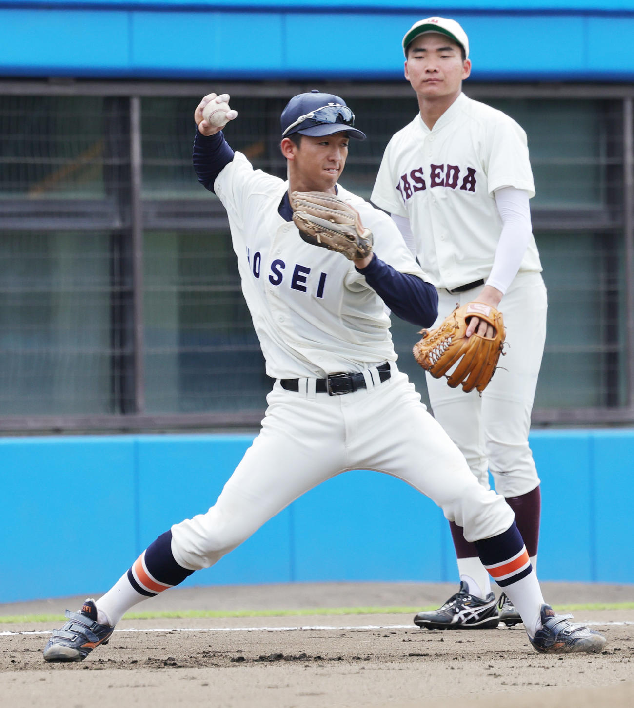 ノックを受ける法大・松下。後方は早大・山県（撮影・野上伸悟）