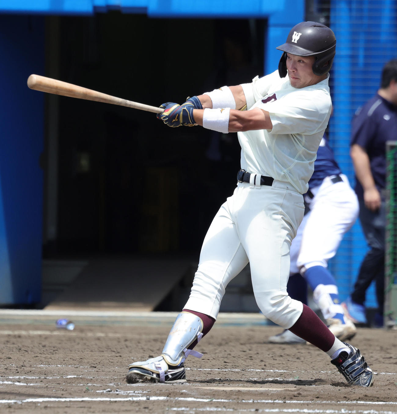 ケース打撃で二塁打を放つ早大・吉納（撮影・野上伸悟）