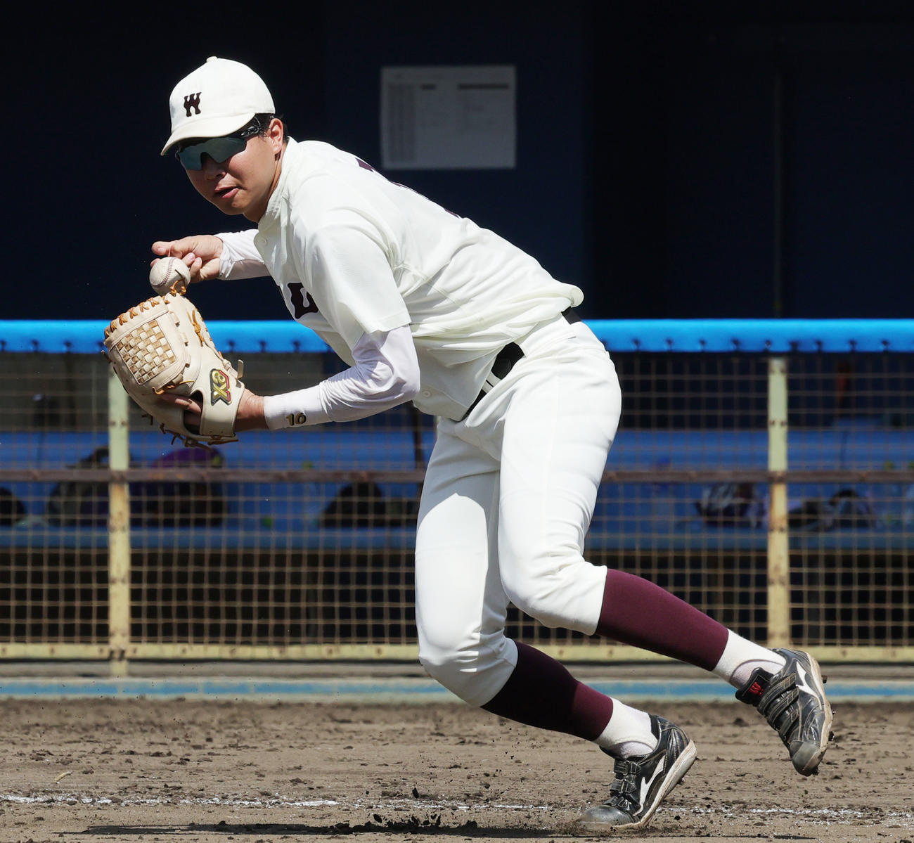 ケース打撃で一塁を守る早大・印出（撮影・野上伸悟）