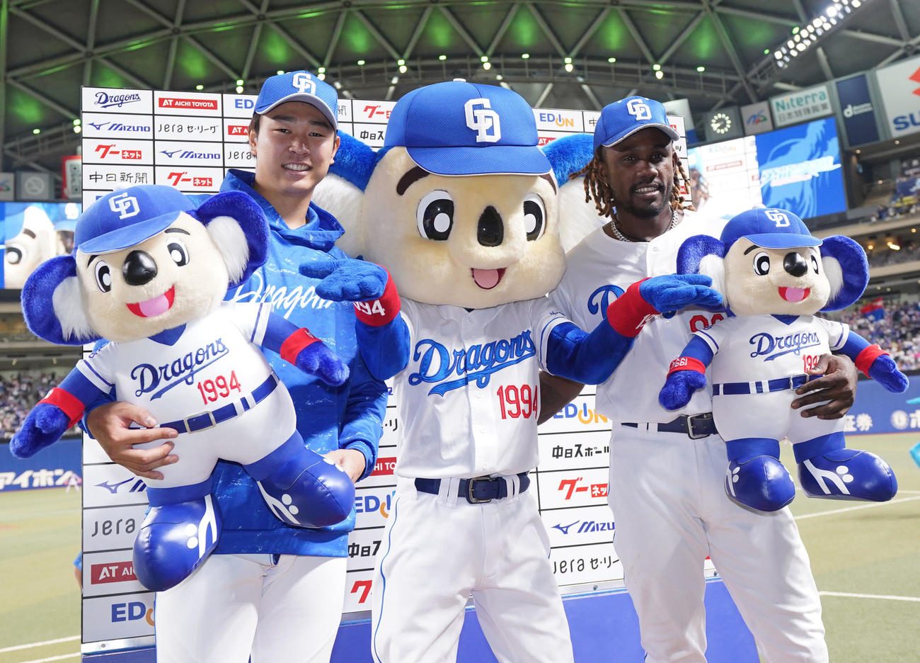 中日対広島　ヒーローインタビューを終えた、左から高橋宏（左）とカリステは、復活したドアラと笑顔を見せる（2024年6月21日撮影）